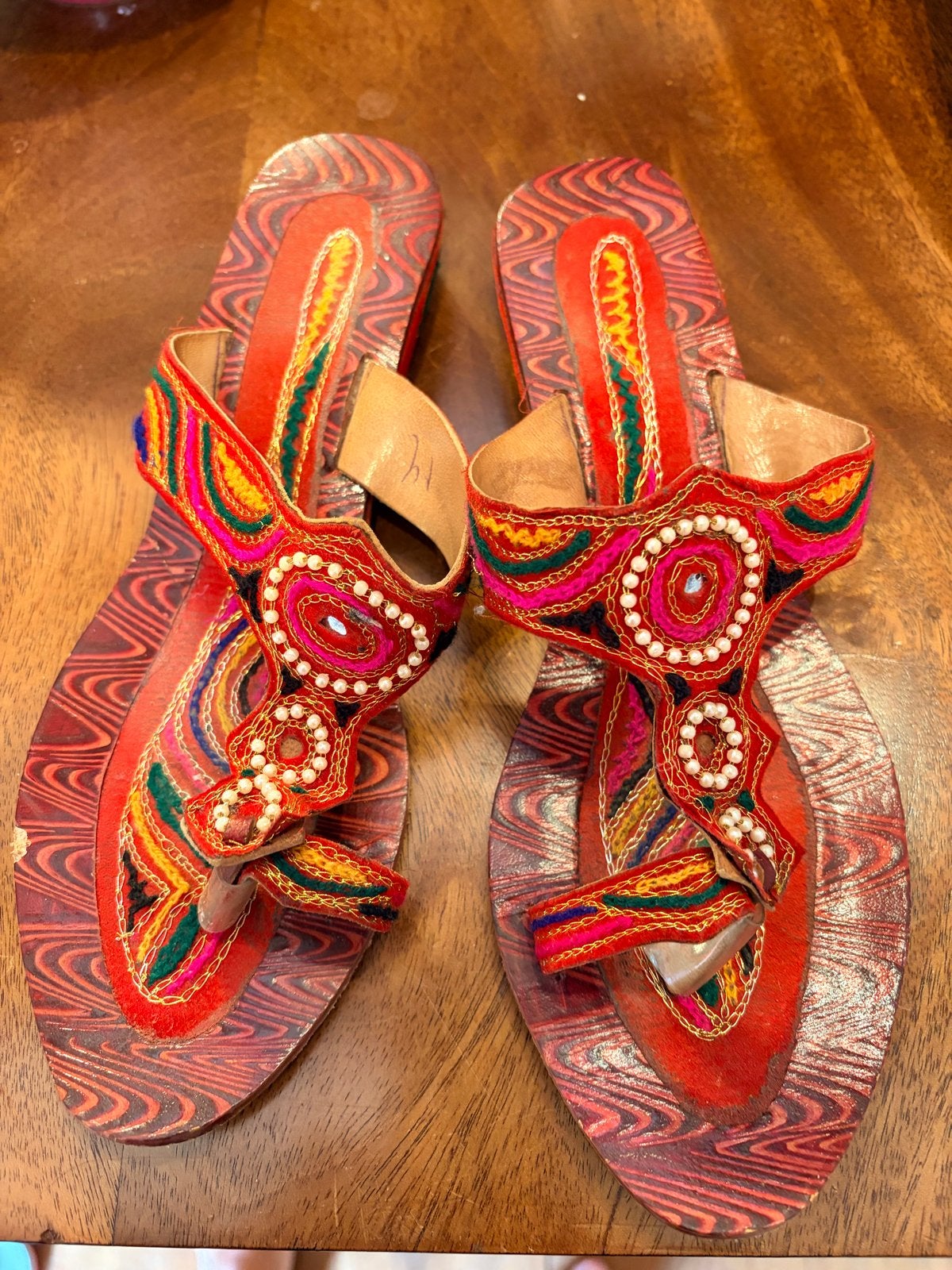 Kleurrijke Indiase sandalen met kralen en borduursels, Kleding | Dames, Ophalen of Verzenden, Zo goed als nieuw, Rood, Sandalen of Muiltjes