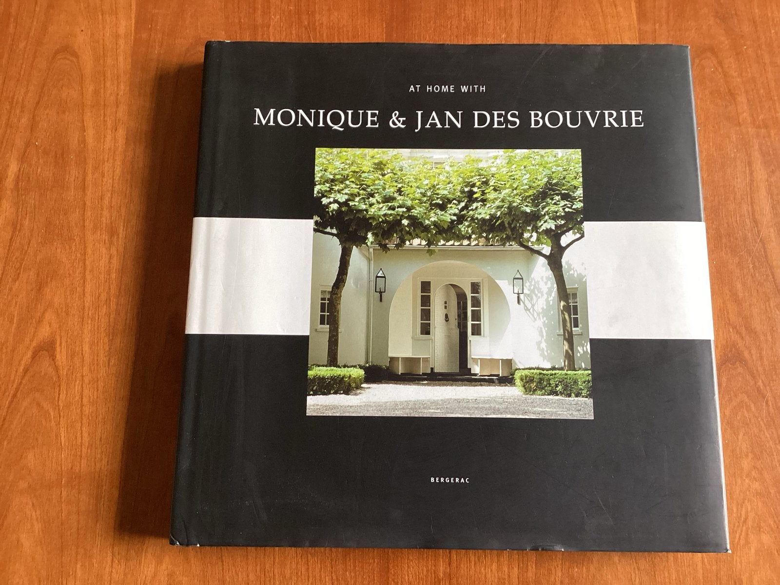 At Home with Monique & Jan des Bouvrie - Interieurdesign, Ophalen of Verzenden, Zo goed als nieuw, Overige onderwerpen