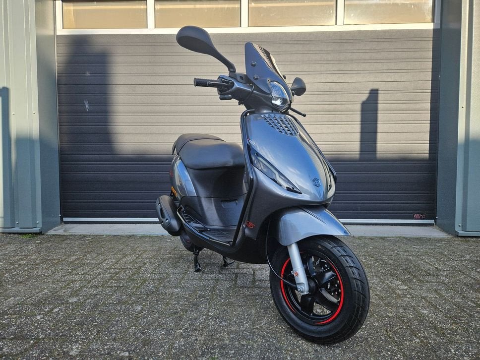 PIAGGIO ZIP 4T E5 BROM 2021 MAGIC GREY NIEUWSTAAT 104KM!!, Fietsen en Brommers, Scooters | Piaggio, Maximaal 45 km/u, Onbekend