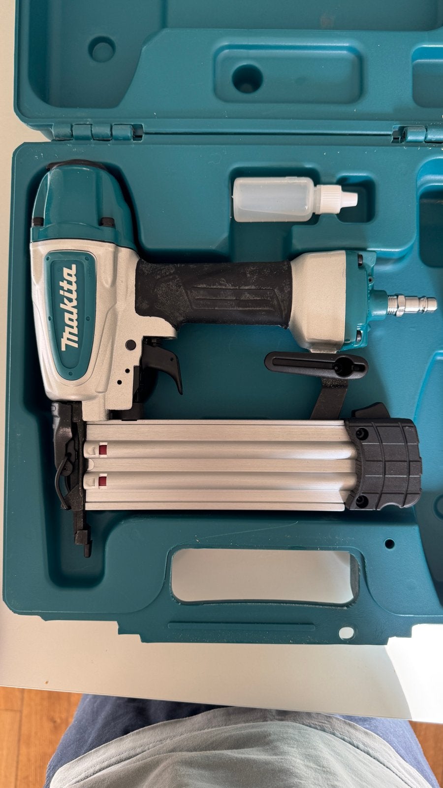 Makita AF506 Pneumatische tacker / bradnailer, Ophalen, Zo goed als nieuw, Tacker/nietmachine, Makita