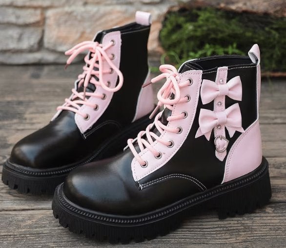 Luxe punk laarzen zwart met roze strikjes - Dikke hakken