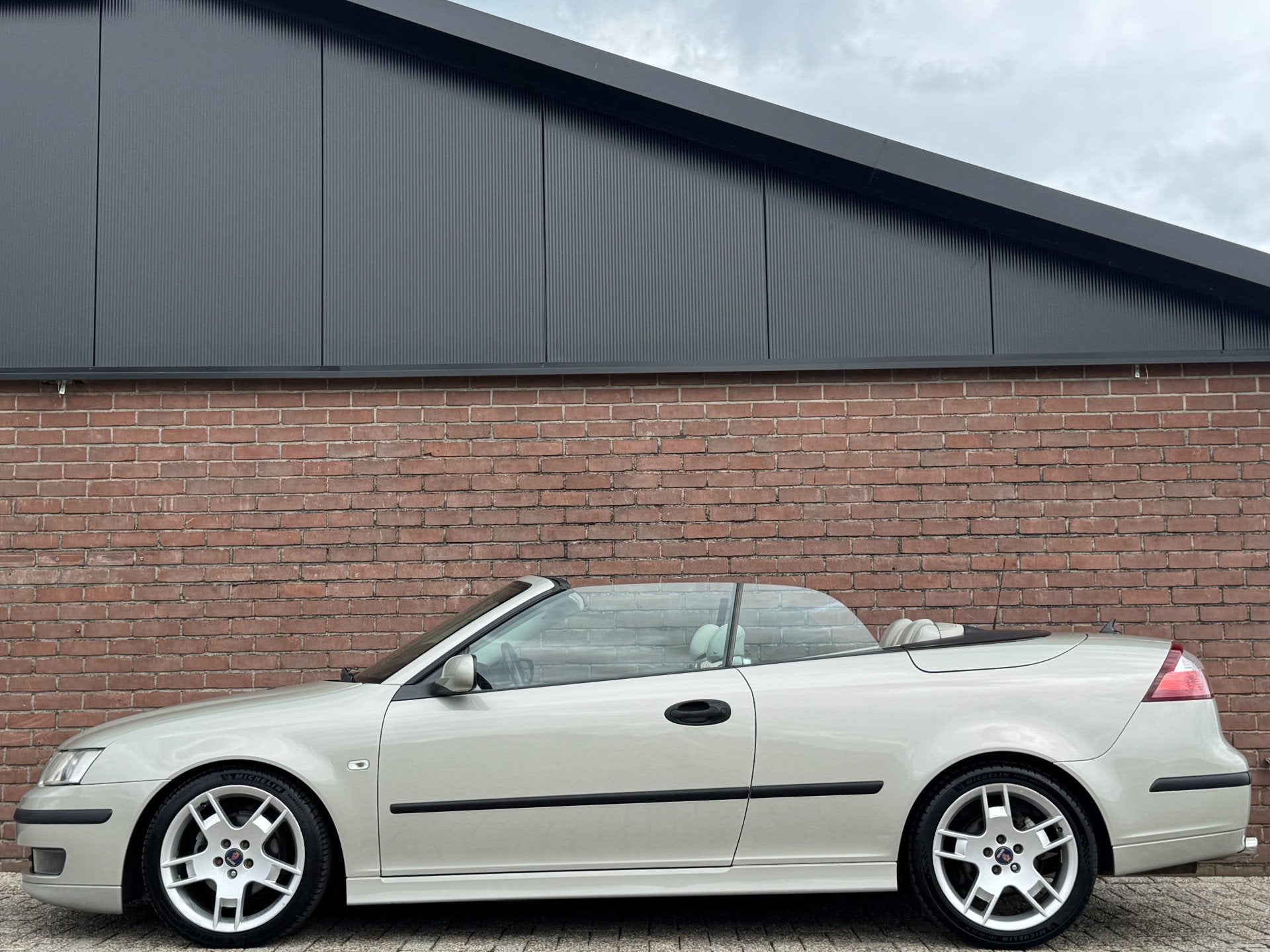 Saab 9-3 Cabrio 1.8T VECTOR | NL-AUTO! | LEDER! | NAVI!, Auto's, 1998 cc, Gebruikt, Beige, 4 cilinders