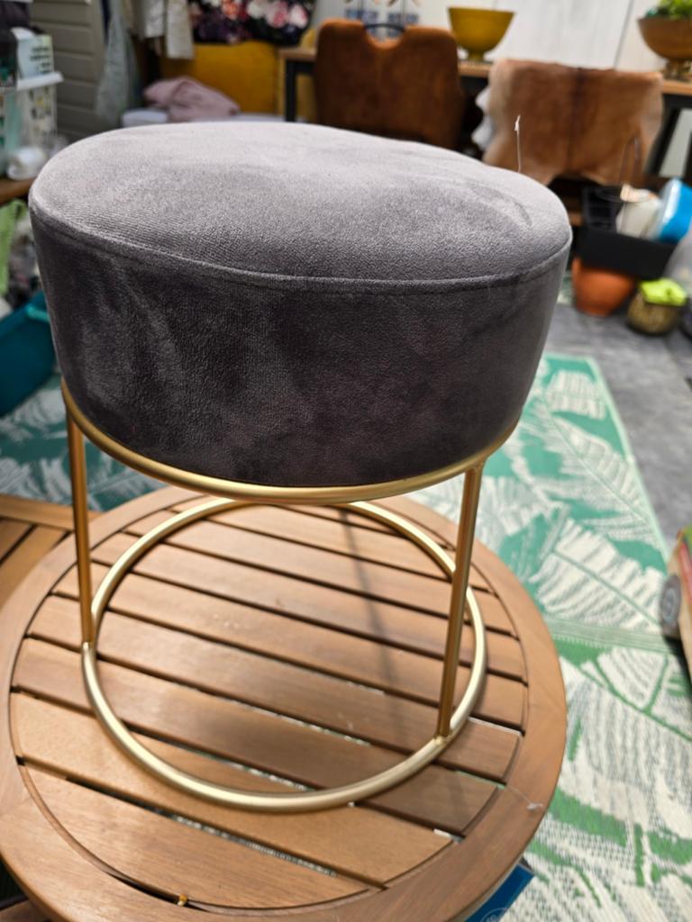 Grijze fluwelen poef met gouden onderstel, Huis en Inrichting, Banken | Voetenbanken en Poefen, Minder dan 50 cm, Modern, Luxe, Glamour