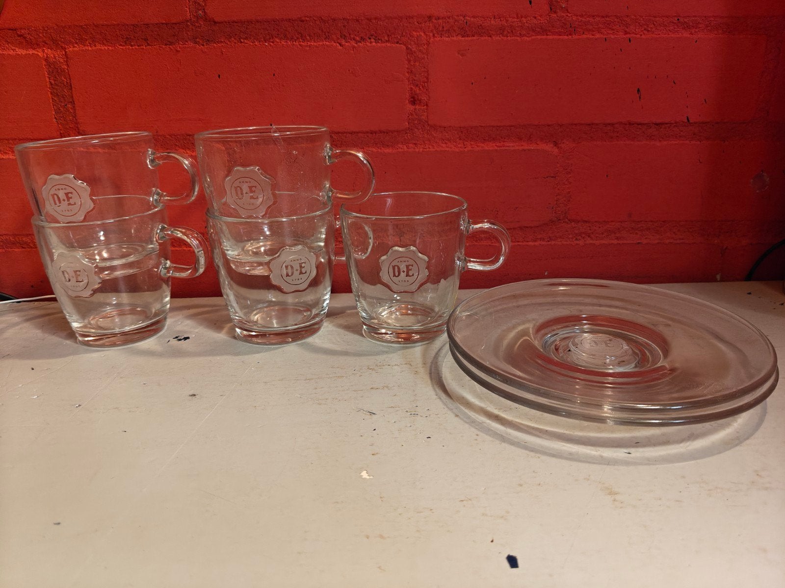 5 Douwe Egberts kopjes en 2 schoteltjes, Gebruikt, Ophalen of Verzenden, Glas, Overige stijlen