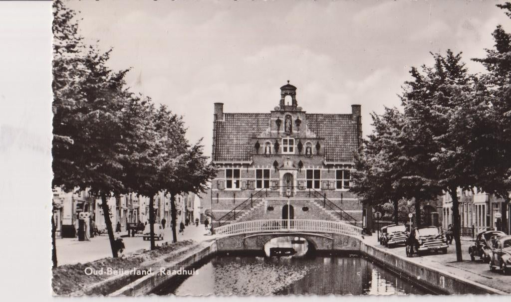 Oud Beijerland Raadhuis met auto's, Ophalen of Verzenden, 1940 tot 1960, Gelopen, Zuid-Holland