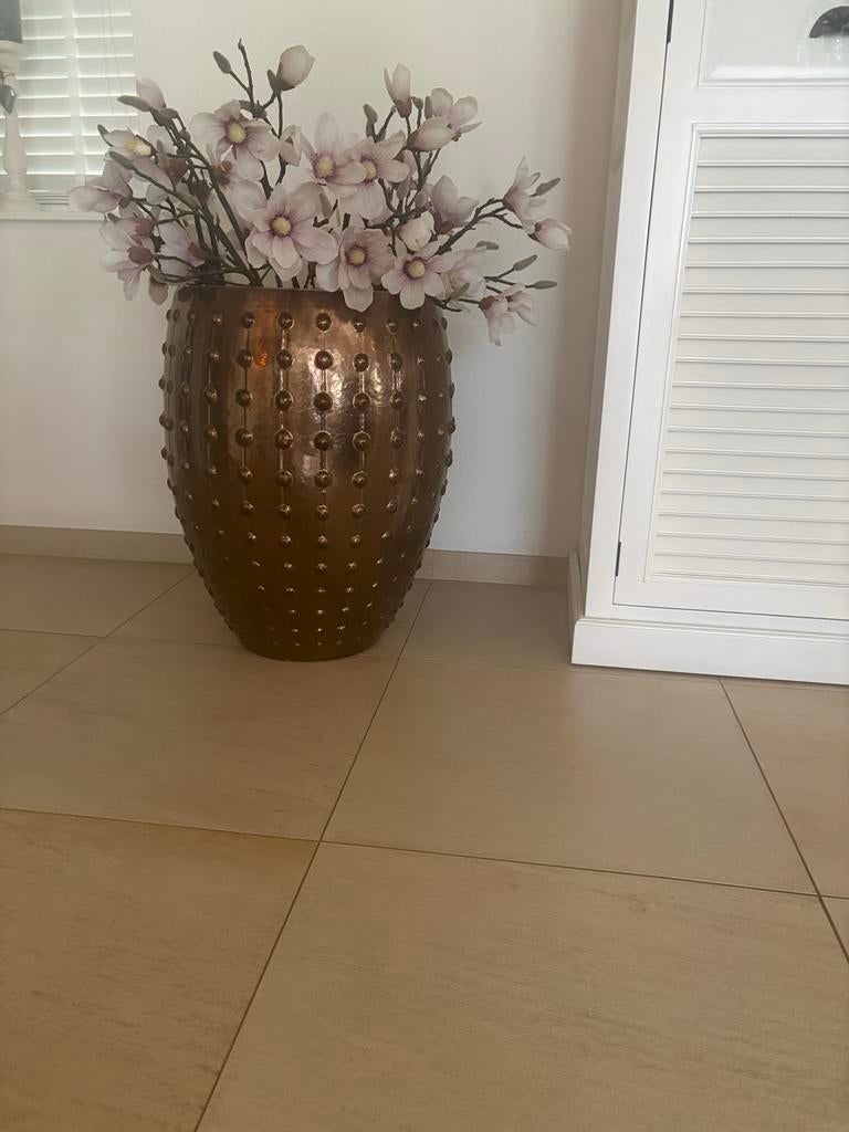 Grote gouden vaas met kunstbloemen, Ophalen of Verzenden, Zo goed als nieuw