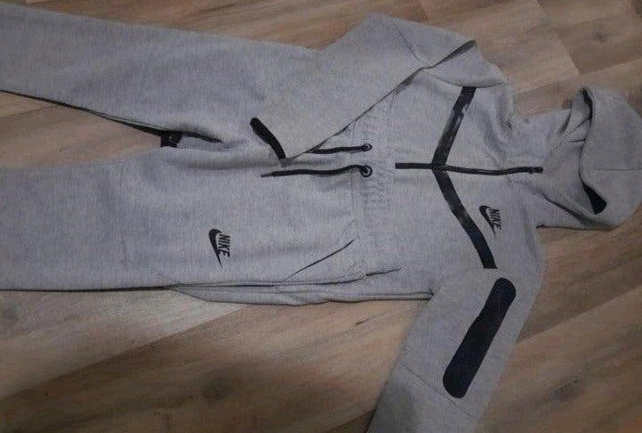 Nike Tech Fleece Trainingspak Grijs maat 140-146, Ophalen of Verzenden, Zo goed als nieuw, Nike
