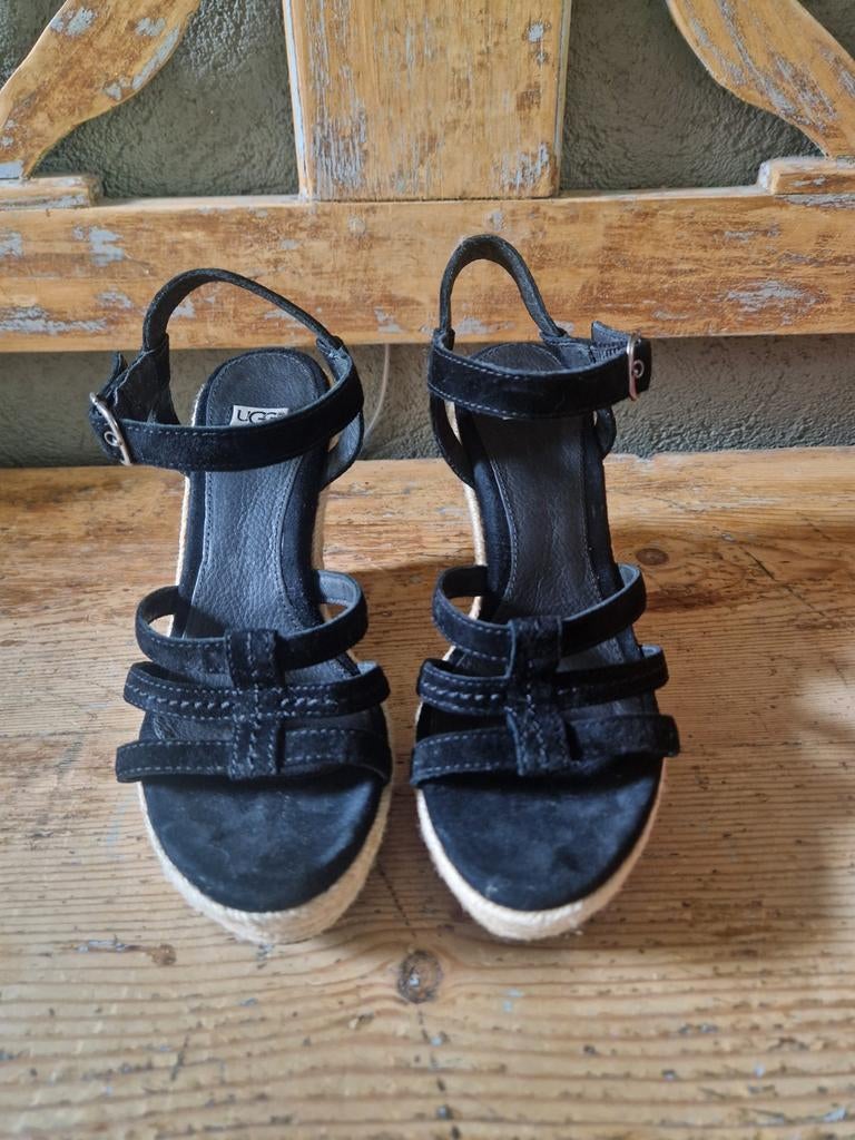 Ugg sleehak sandalen maat 37 zgan, Zwart, Zo goed als nieuw, Ugg, Sandalen of Muiltjes