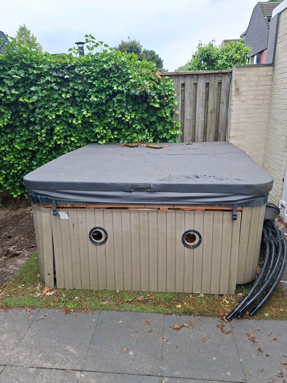 Gratis defecte Balboa Spa/Jacuzzi met Afdekzeil en Pomp, Ophalen, Gebruikt, Afdekzeil, Vast