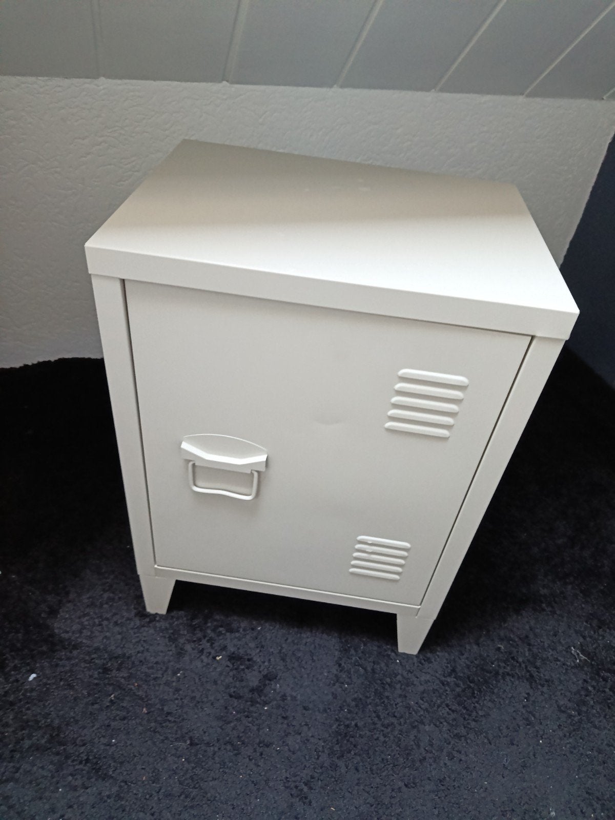 Grijs metalen nachtkastje - Modern en compact, Huis en Inrichting, Slaapkamer | Nachtkastjes, Gebruikt, Minder dan 45 cm, Metaal of Aluminium