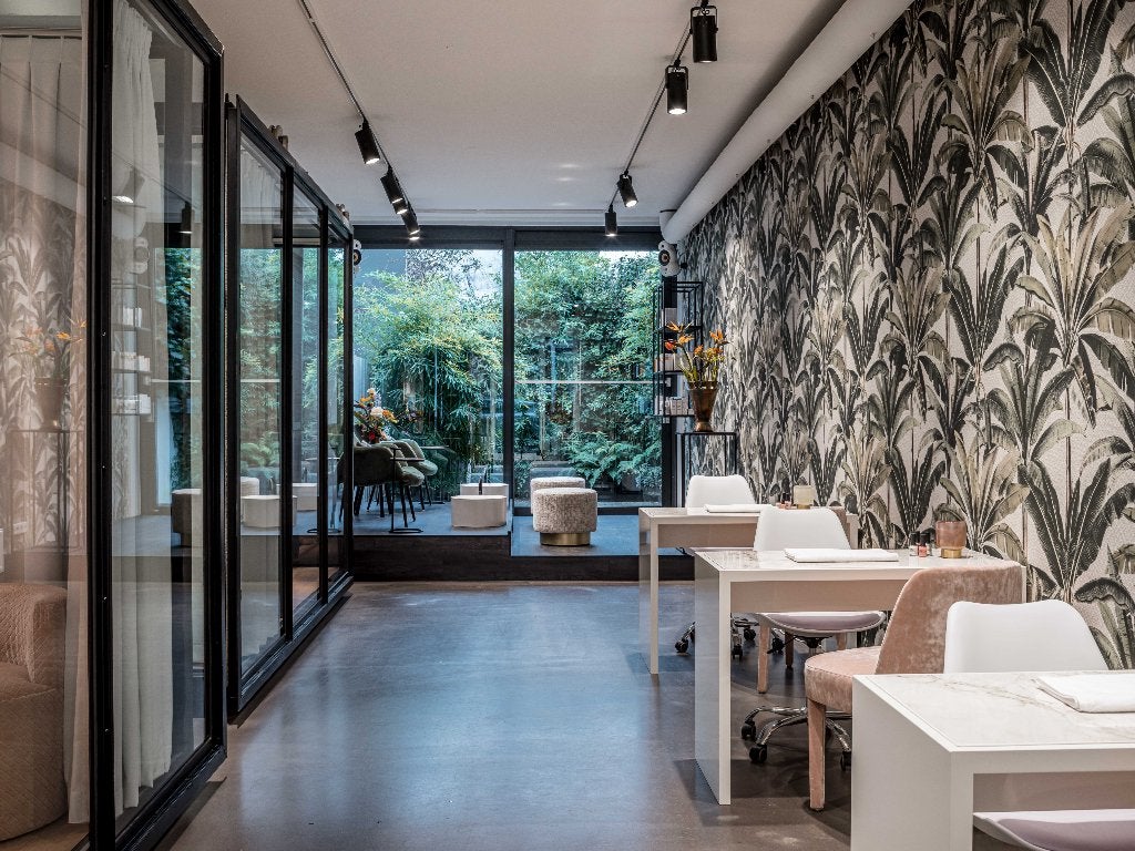 Manicuretafel te huur – Amsterdam Jordaan, Nagels lakken