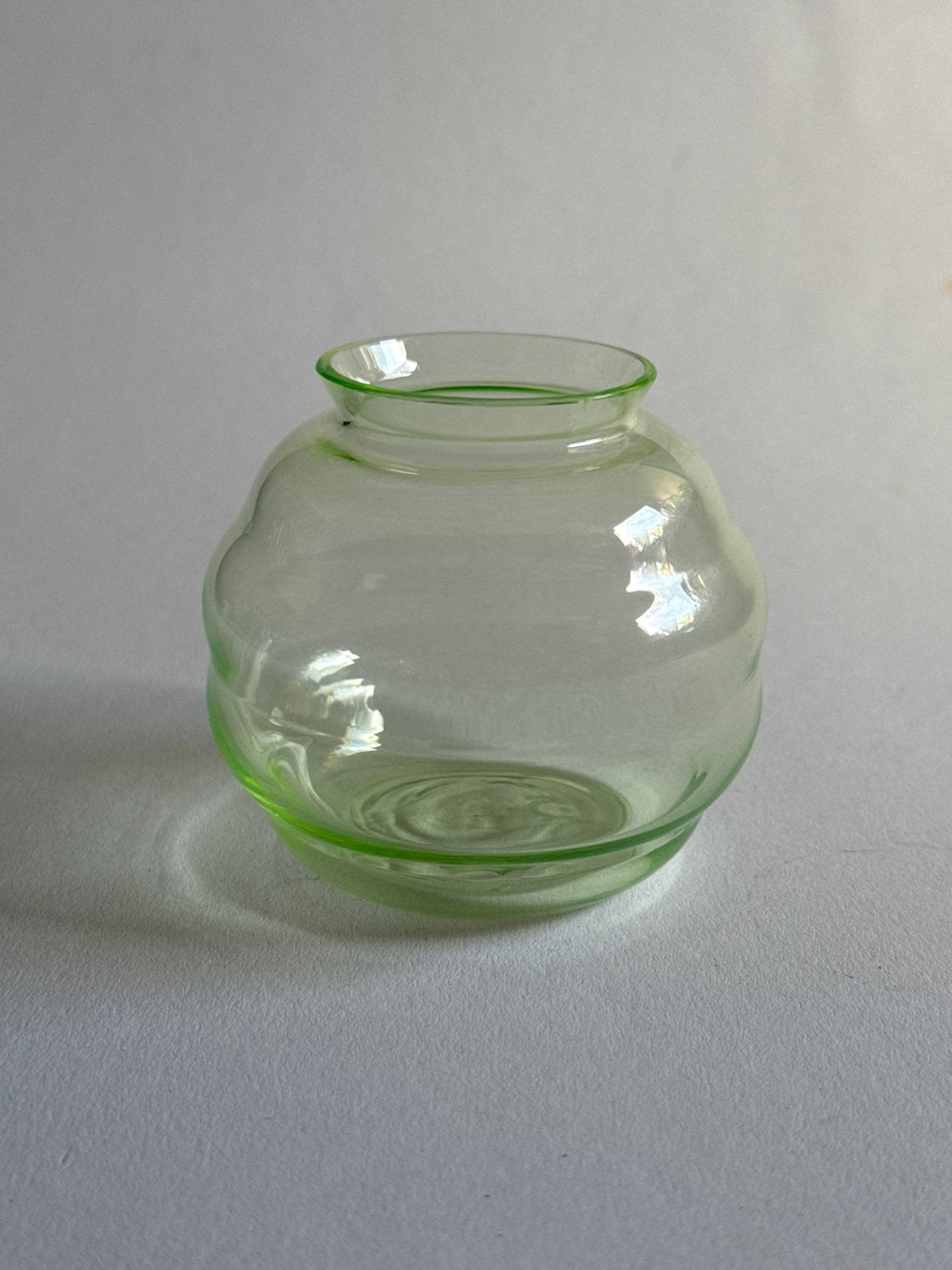 A.D. Copier Leerdam violenvaasje, uraniumglas, 6 cm, Antiek en Kunst, Ophalen of Verzenden