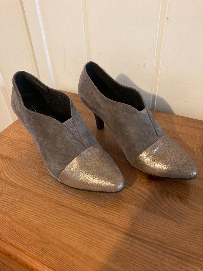 Bruine suede leren pumps met hak van Andrea Conti, maat 39, Pumps, Bruin, Verzenden, Zo goed als nieuw