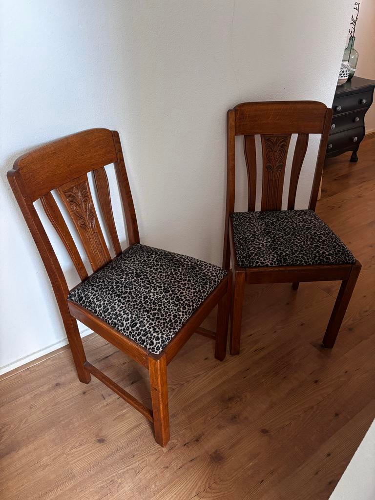 Twee antieke stoelen met panterprint, Ophalen