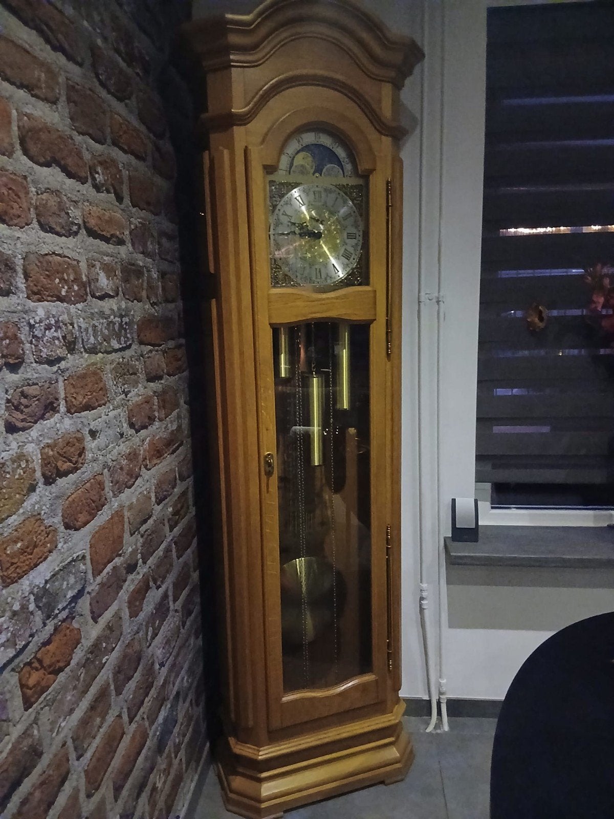 Klassieke staande klok met maanfase en slinger, Ophalen