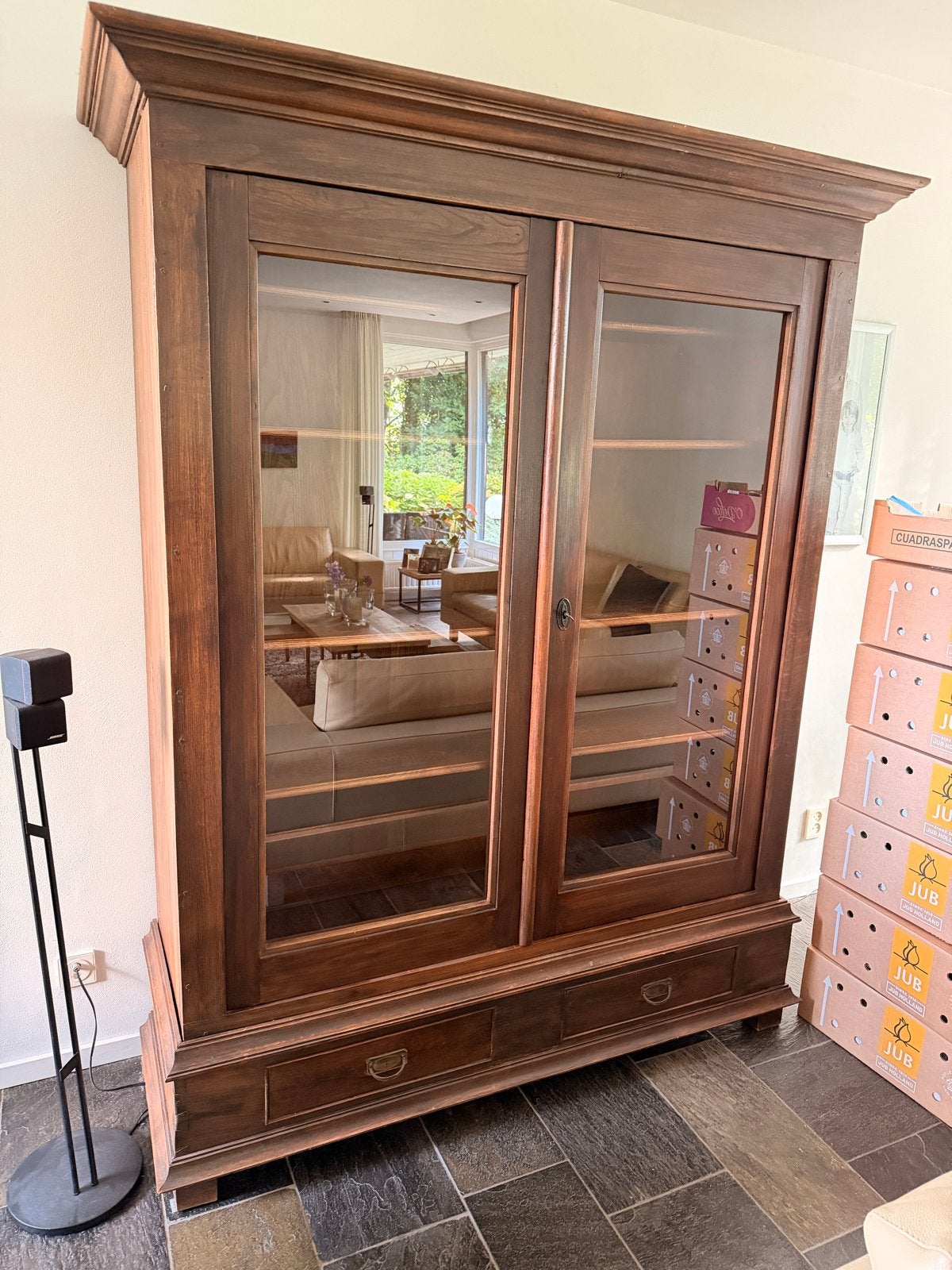 Antieke houten vitrinekast met glazen deuren, Ophalen