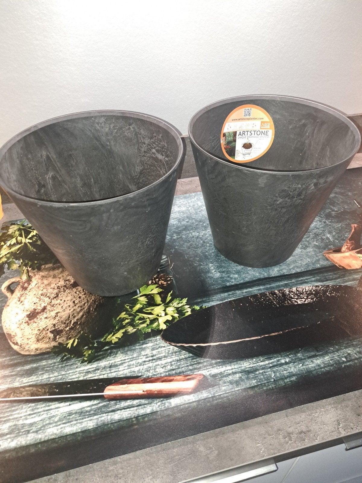 Set van 2 Artstone bloempotten - Zo goed als nieuw, 25 tot 40 cm, Kunststof, Rond, Ophalen of Verzenden