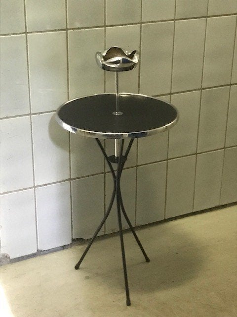 Vintage Nutbrown Atomic side table met asbak '50s, Zwart, Gemerkt, Ophalen of Verzenden, Metaal