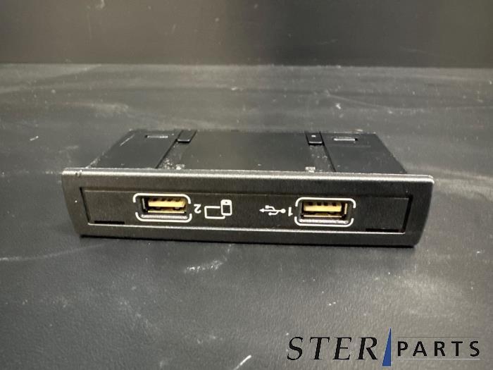 AUX/USB aansluiting van een Mercedes GLE, Gebruikt, -, Ophalen of Verzenden, -