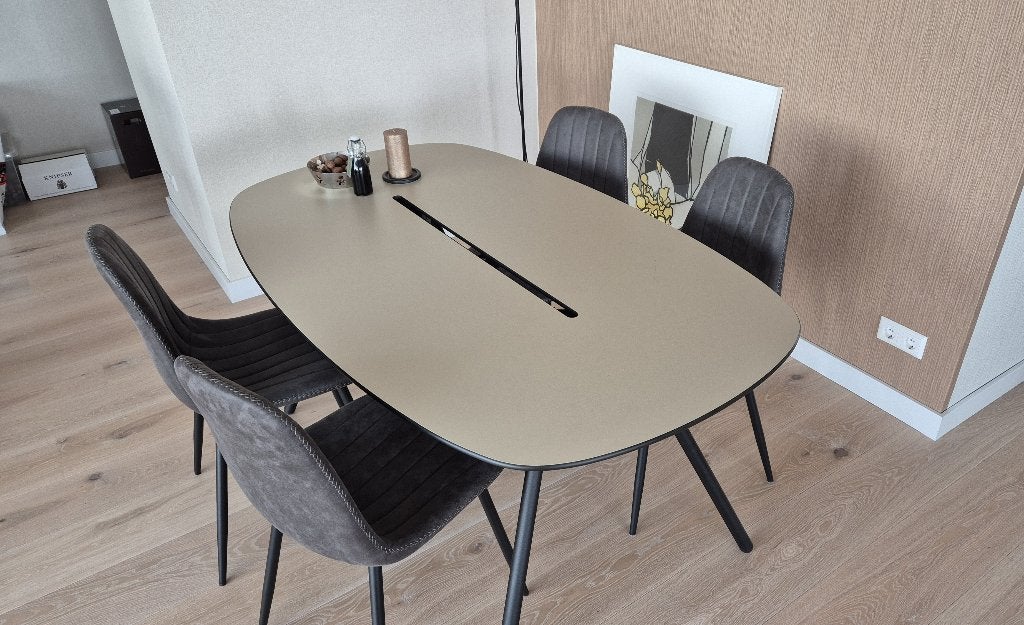 Design eettafel (of werktafel) grijsbeige met vier stoelen, Overige materialen, Zo goed als nieuw, Vijf personen of meer, Modern, scandinavisch