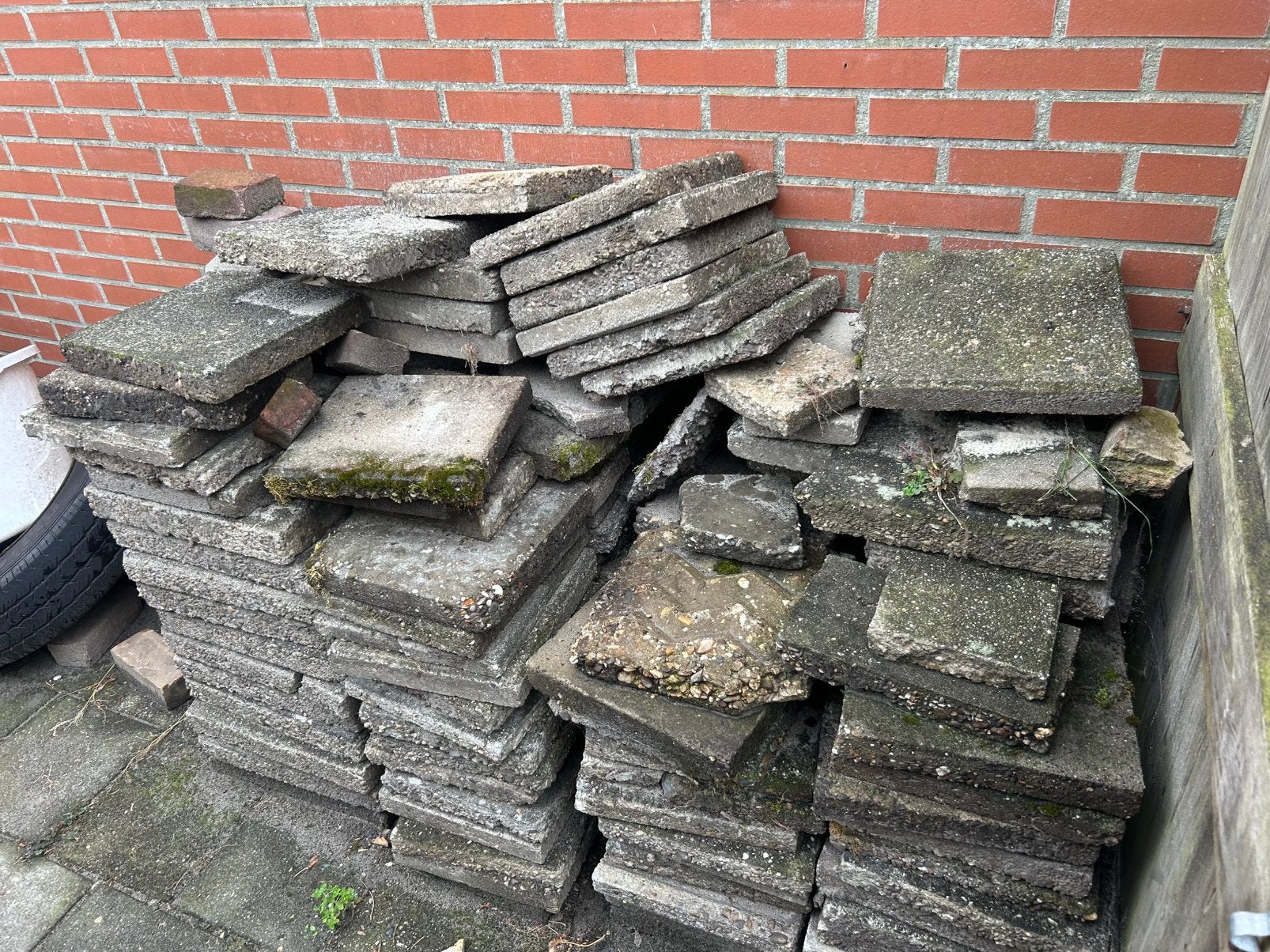Gratis - Tegels 30x30 en 40x60 gebruikt ongv 40m2, Ophalen, Gebruikt, Beton, Terrastegels