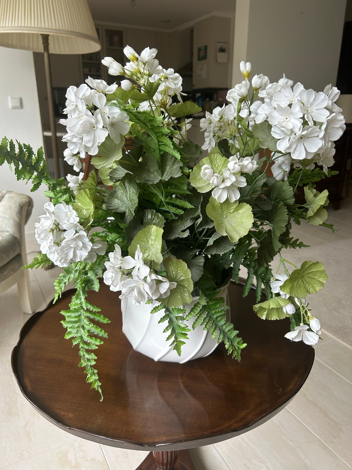 Prachtig kunstbloemstuk met witte bloemen en varens, Ophalen, Binnen, Kunststof, Wit