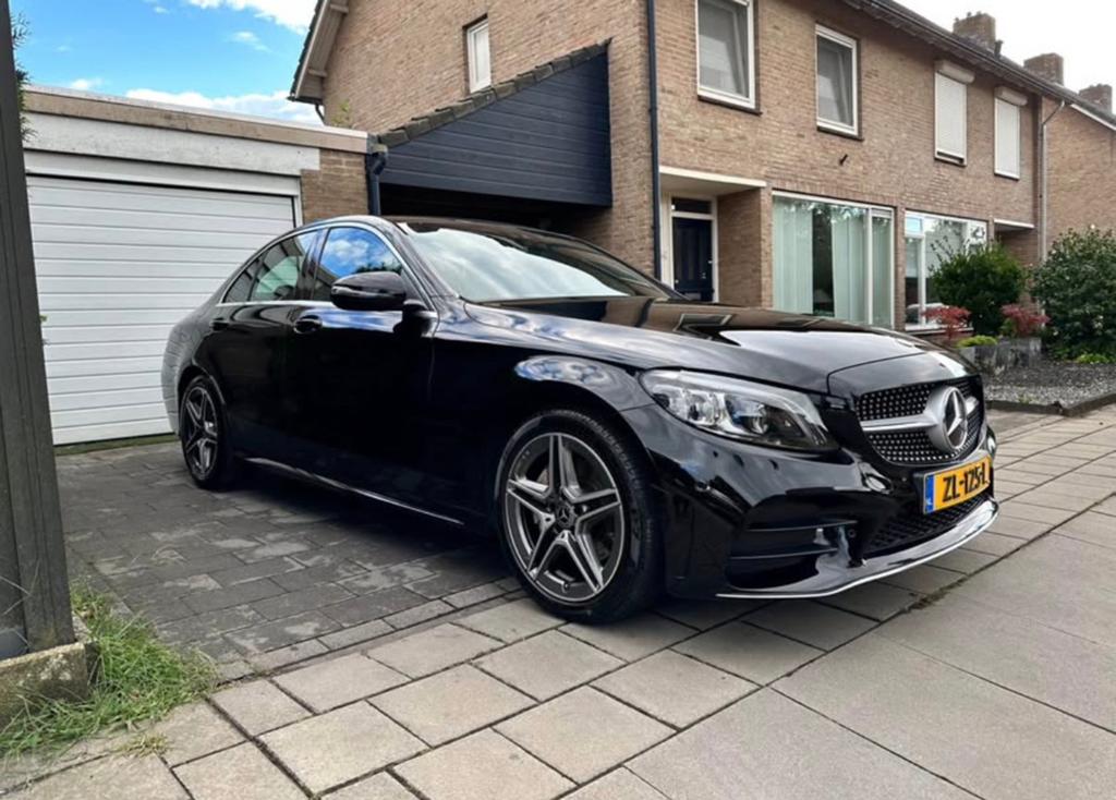 Mercedes-Benz C-Klasse C180 156pk 9G-TRONIC AMG Zwart, Auto's, Mercedes-Benz, 1800 kg, Zwart, 75 €/maand, Particulier