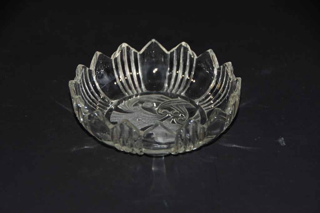 Brocante glazen schaal / schaaltje geetst in lalique stijl, Verzenden