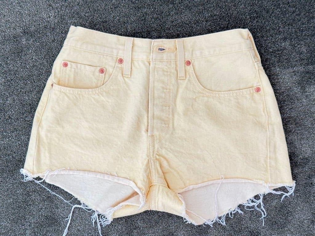 Levi's 501 short geel maat 26 – zomerse citroenkleur, Ophalen of Verzenden, Zo goed als nieuw, Overige kleuren, W27 (confectie 34) of kleiner