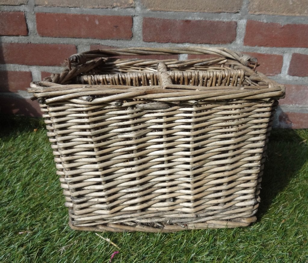 Leuke rieten mand met hengsel en vier vakken, Gebruikt, Mand, Vierkant, Ophalen of Verzenden