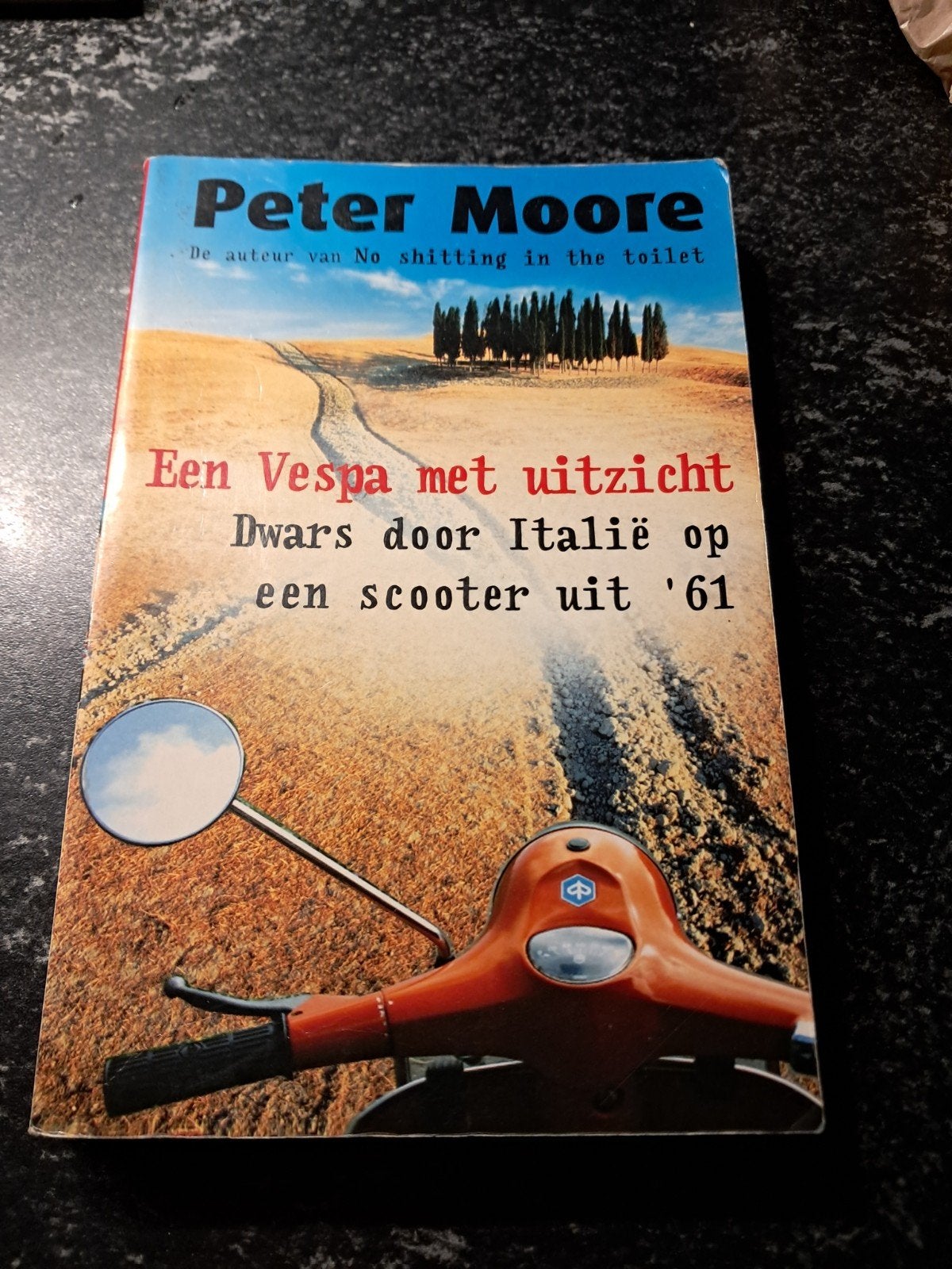 Een Vespa met uitzicht - Dwars door Italië op een scooter, Europa, Ophalen of Verzenden, Reisgids of -boek, Peter Moore