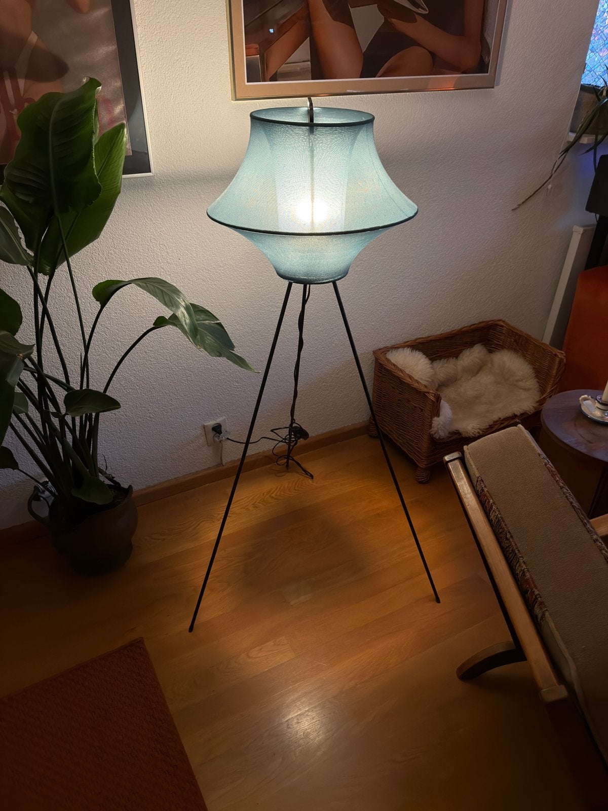 Vloerlamp IKEA FYXNÄS/FYXNAS turquoise stoffen kap, driepoot, Huis en Inrichting, Ophalen, 100 tot 150 cm, Metaal, E27 (groot)