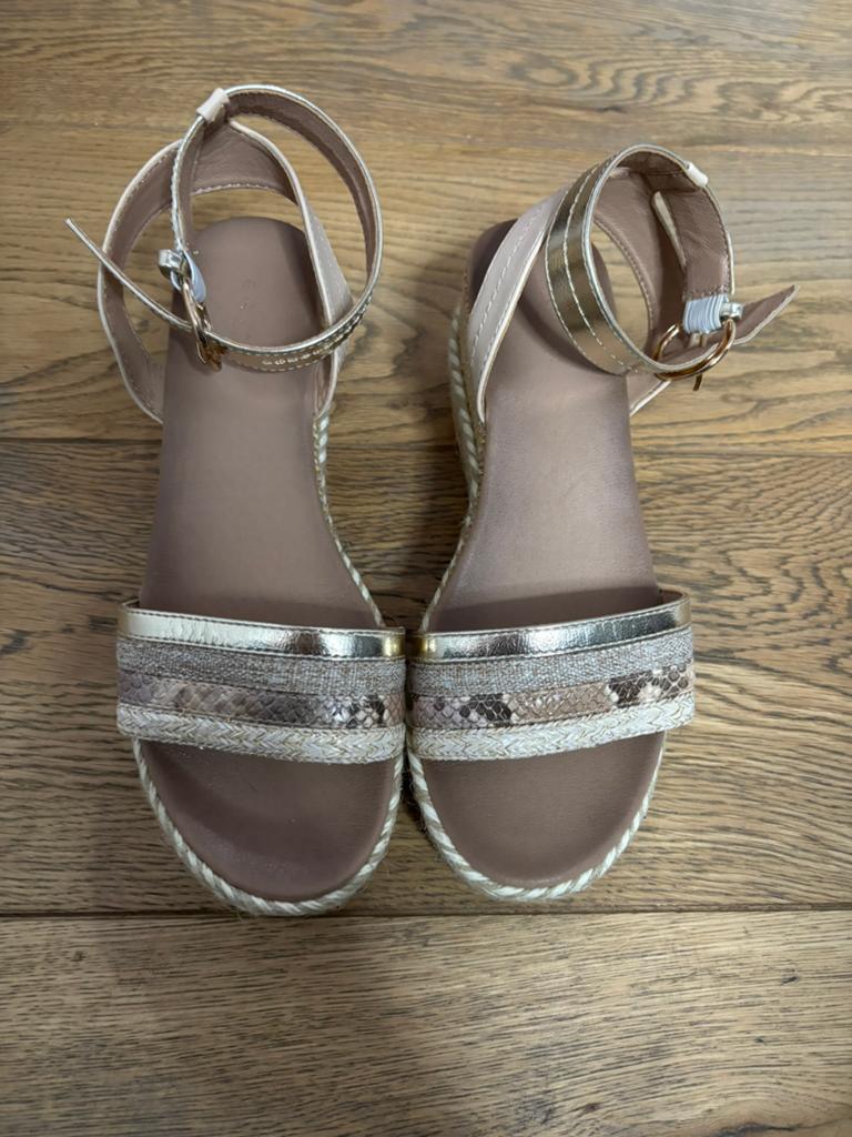 Gouden sandalen, Kleding | Dames, Overige kleuren, Zo goed als nieuw, Sandalen of Muiltjes, Ophalen of Verzenden
