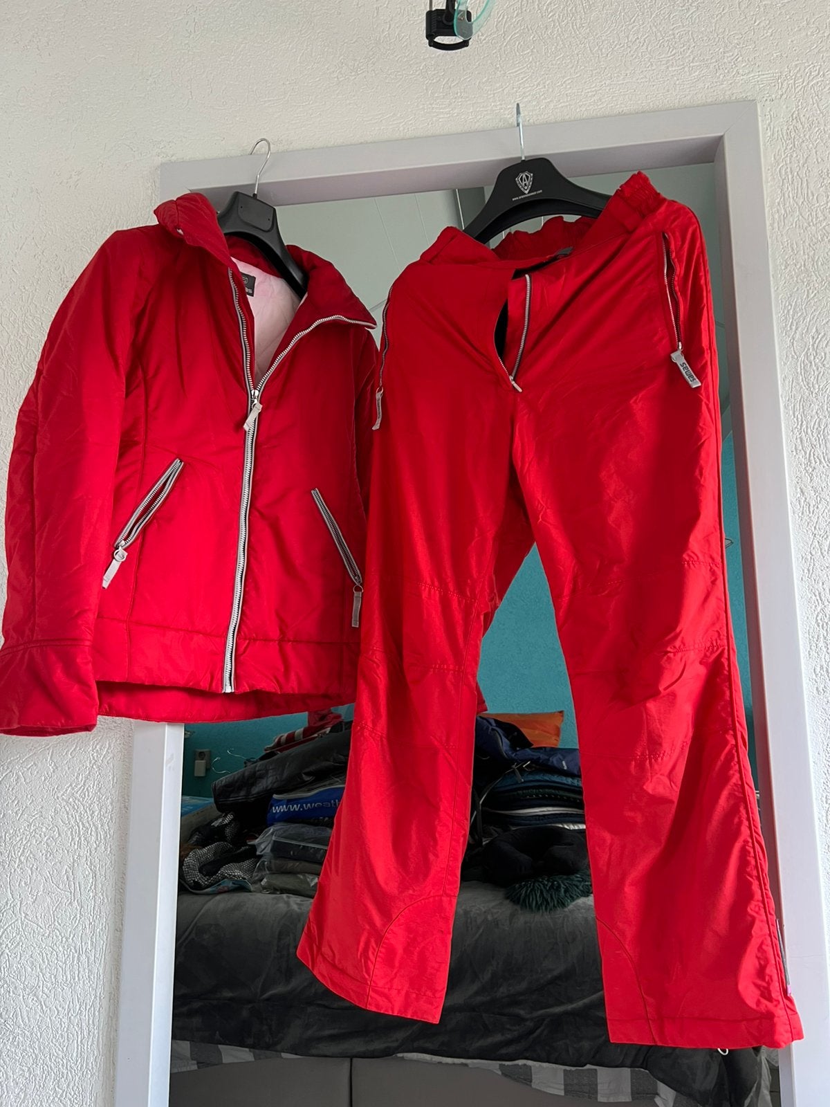 Rood skipak en donkerblauwe snowboard broek, maat 40, Ophalen of Verzenden, Gedragen, Maat 38/40 (M), Pak