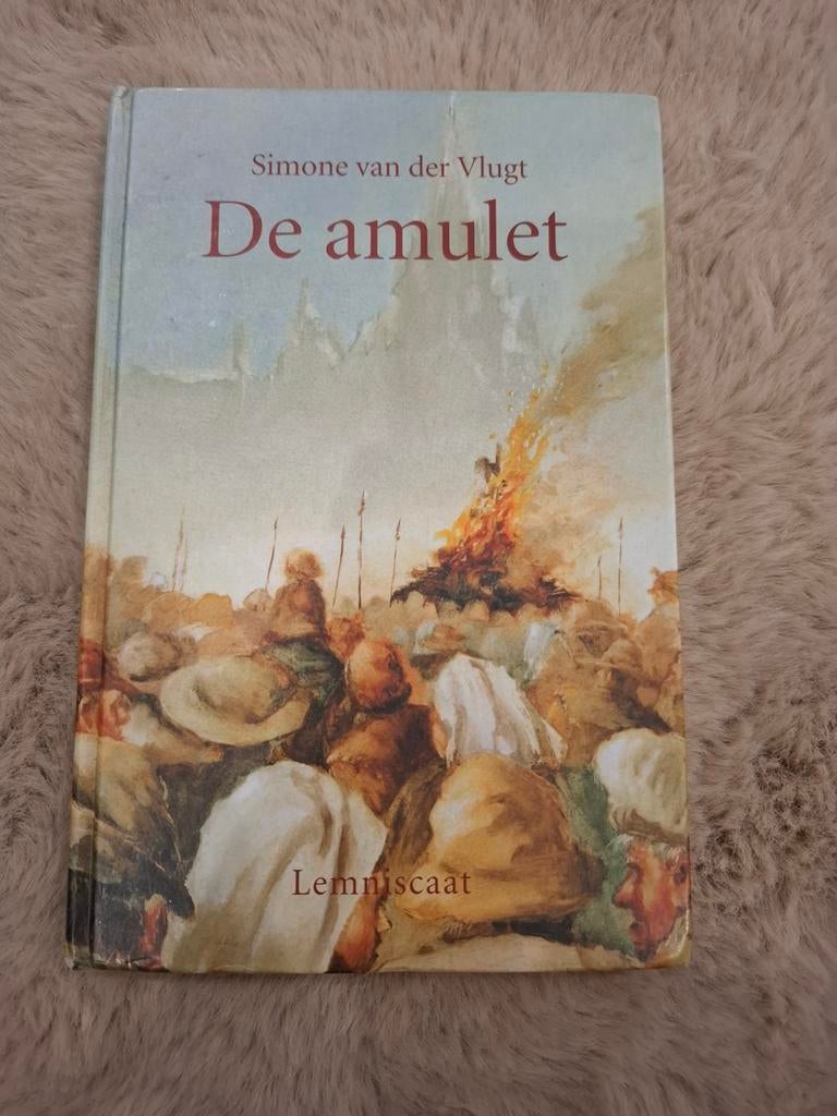 De Amulet - Simone van der Vlugt, Boeken, Ophalen of Verzenden, Gelezen, Fictie algemeen