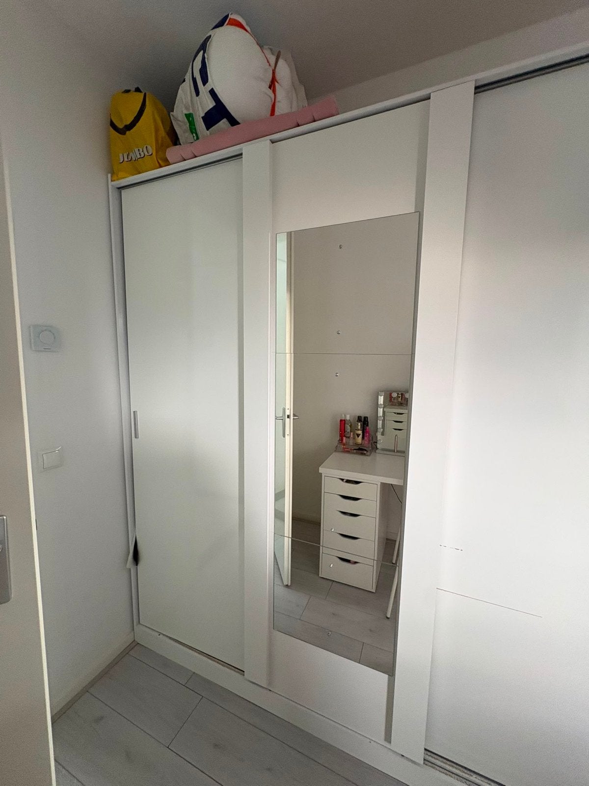Witte kledingkast met schuifdeuren en spiegel, Huis en Inrichting, Kasten | Kledingkasten, Overige materialen, Gebruikt, 200 cm of meer