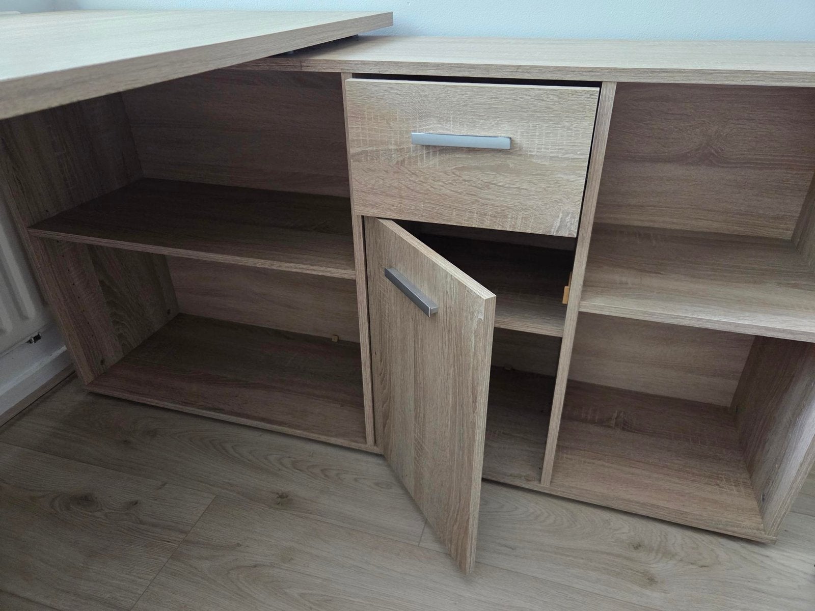 Lichtbruin houten bureau met lades en planken, Huis en Inrichting, Ophalen, Gebruikt, 100 tot 150 cm, Met lade(s)