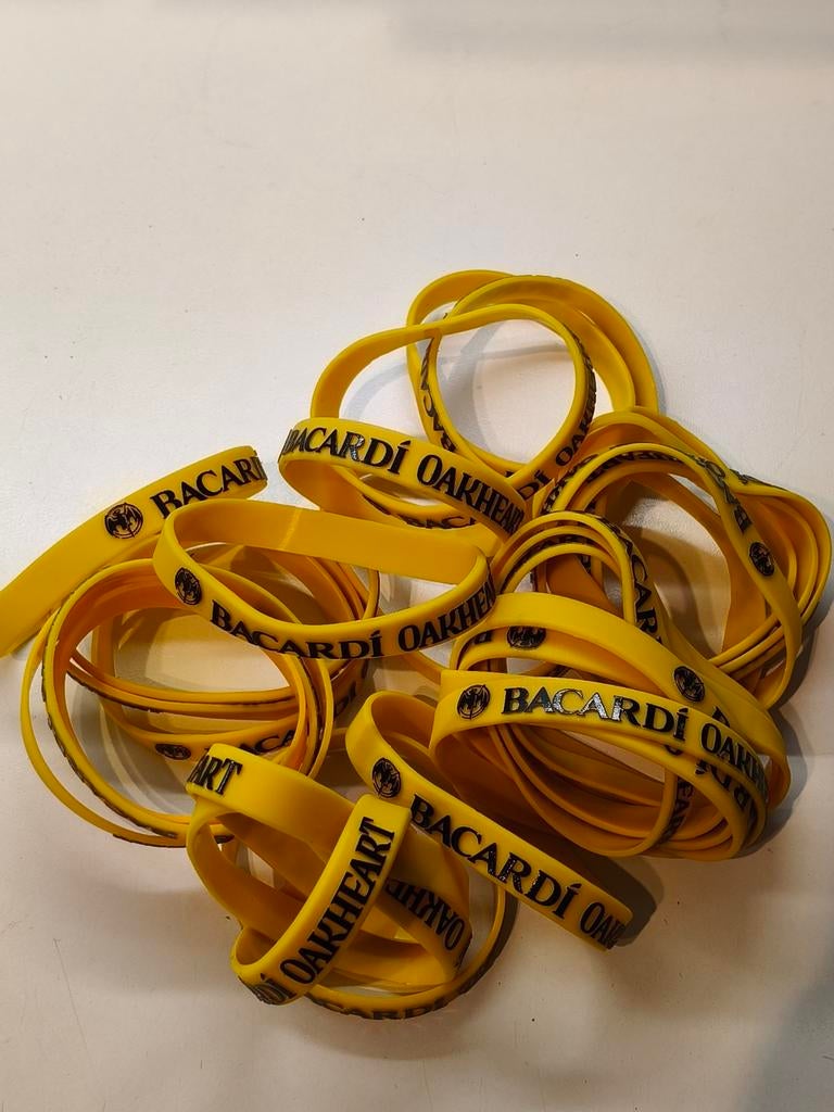 29 Bacardi Oakheart siliconen polsbandjes - 7cm diameter, Ophalen of Verzenden, Nieuw, Gebruiksvoorwerp