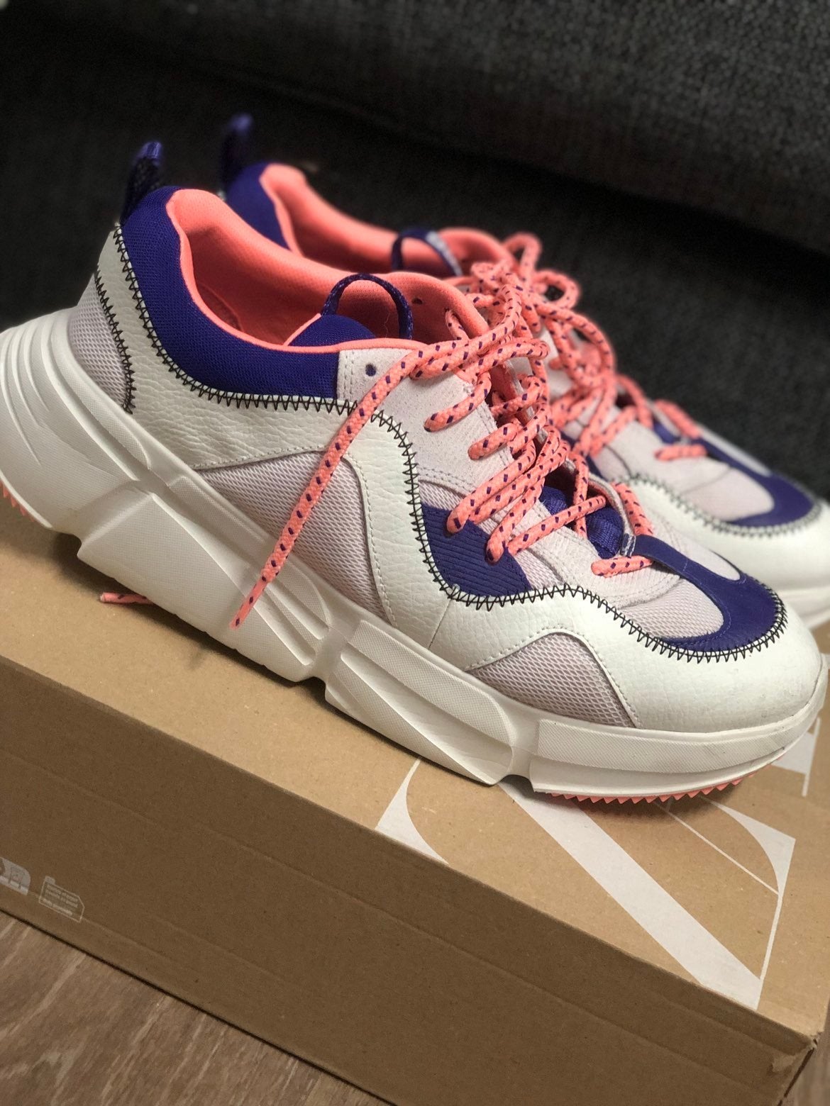 Uggs sneakers maat 42 - Erg goede kwaliteit, zomerkleur, Kleding | Dames, Schoenen, Overige kleuren, Ophalen of Verzenden, Ugg