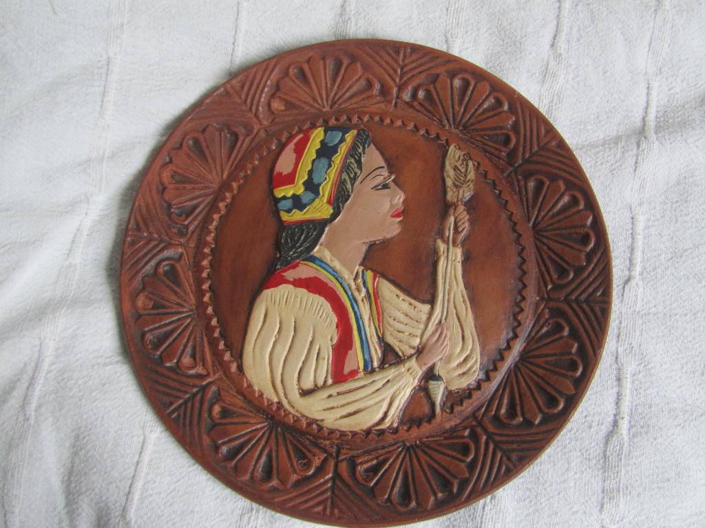 Stenen Wandbord met vrouw erop, 26cm doorsnee, Ophalen of Verzenden