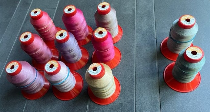 Serafil naaigaren type 60Tex45, in verschillende kleuren, Hobby en Vrije tijd, Naaien en Fournituren, Ophalen of Verzenden, Zo goed als nieuw