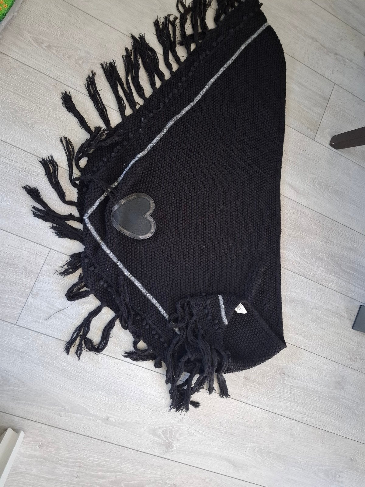 Zwart gebreid poncho met hart applicatie, Kleding | Dames, Maat 38/40 (M), Zwart, Ophalen of Verzenden, Onbekend