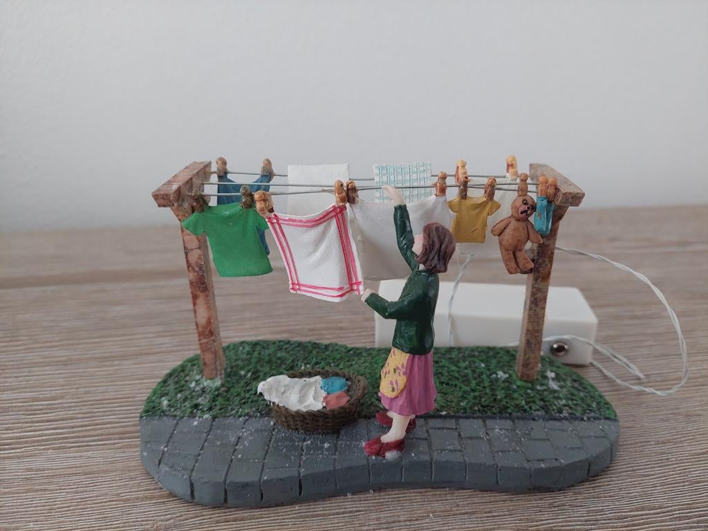 Accessoires voor een kerstdorp; Vrouw hangt de was op 02, Ophalen of Verzenden, Gebruikt