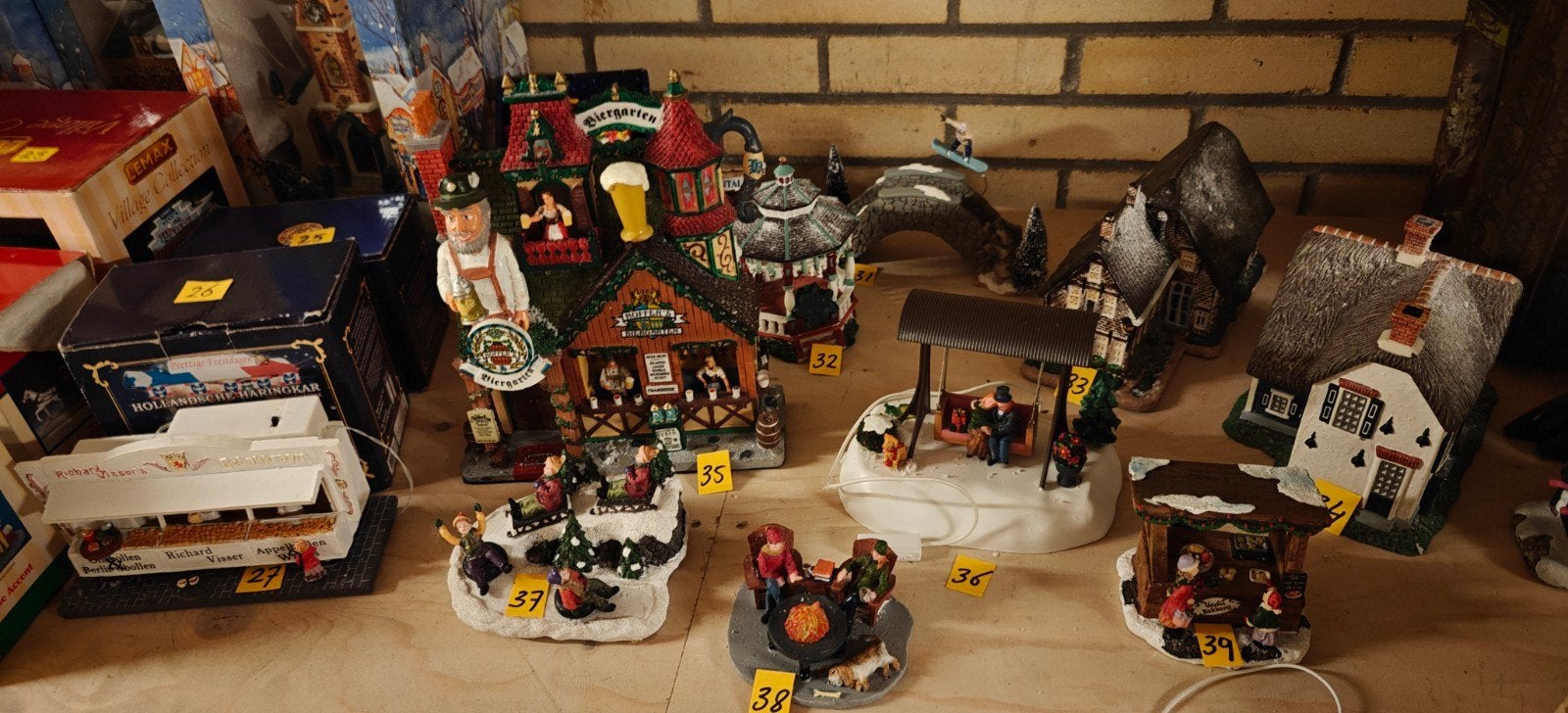 Diverse Kerstdorp Huisjes en Figuren - Gebruikt, Ophalen of Verzenden, Gebruikt