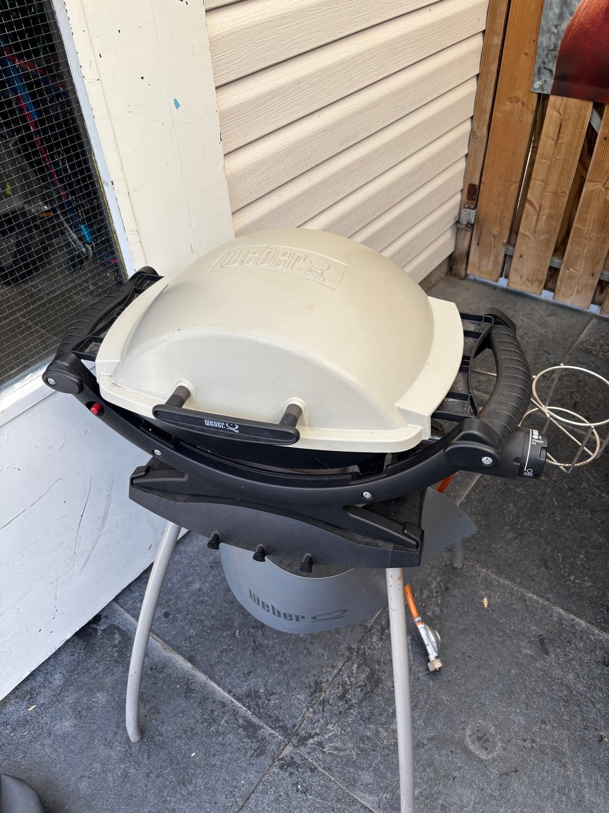 Weber Q2000 gasbarbecue met onderstel en hoes, Ophalen, Gebruikt