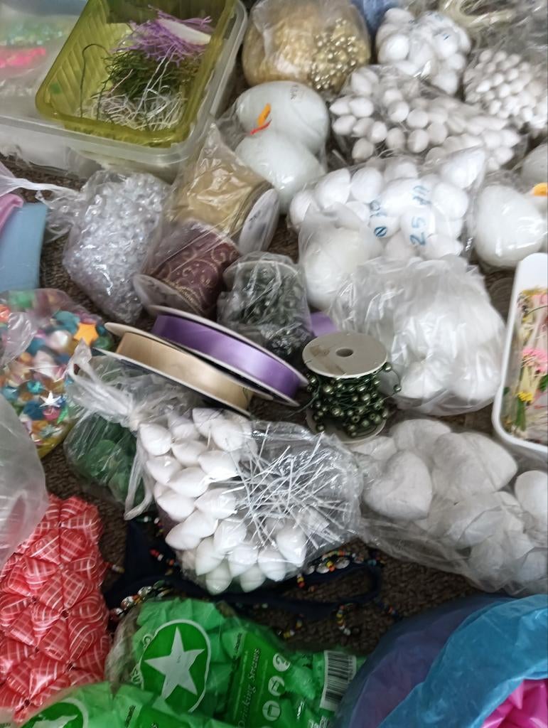 Grote partij knutselmateriaal: bloemen, kralen, linten, Hobby en Vrije tijd, Knutselen, Gebruikt, Knutselmateriaal, Overige merken