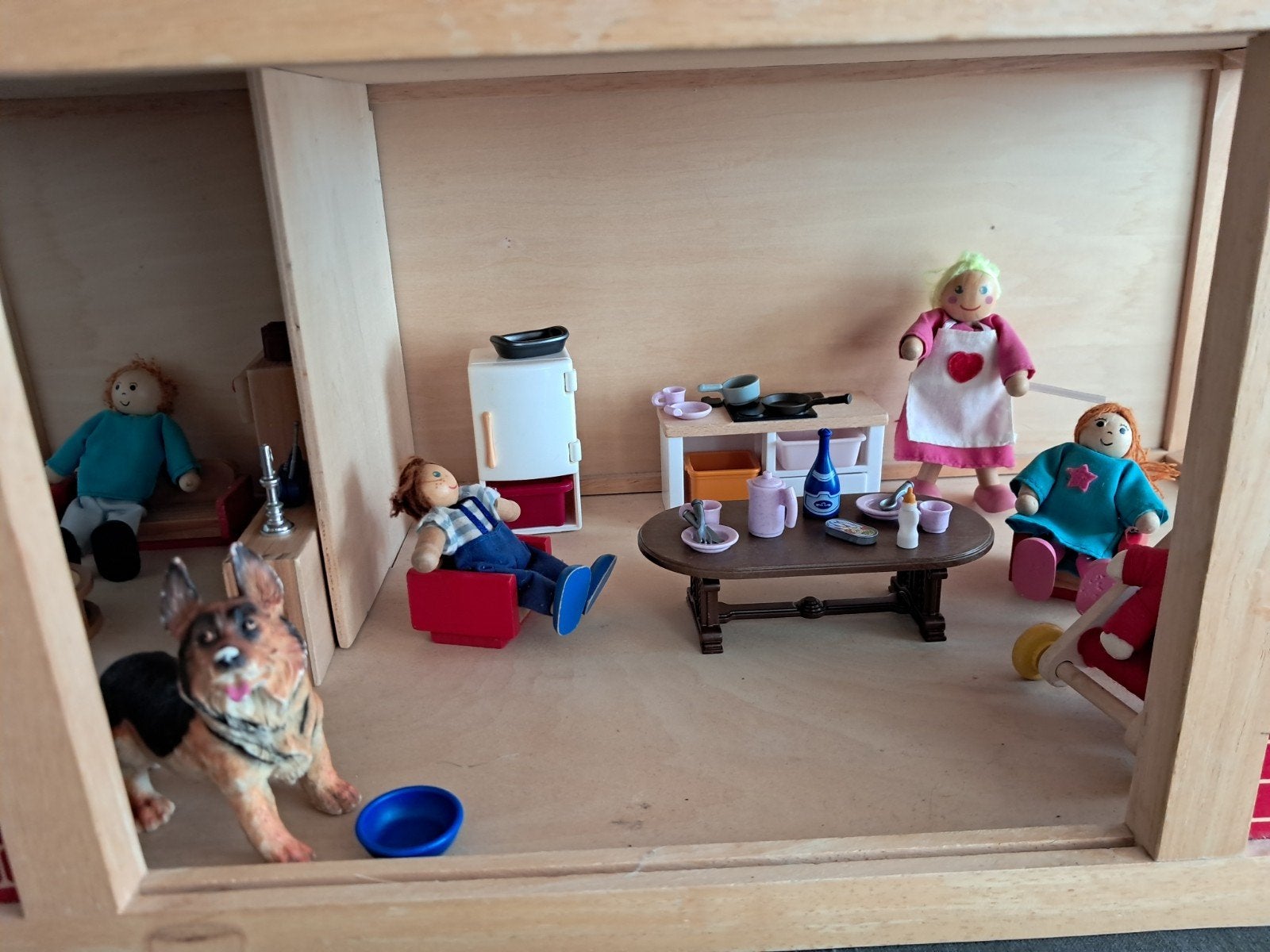 Foto 6 van Groot Playwood Poppenhuis met Meubels Poppetjes & Accessoire