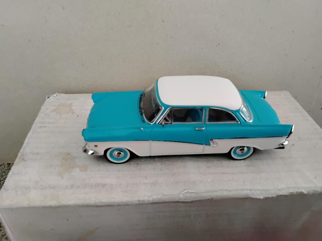 FORD  TAUNUS  17 M    KLEUR  WIT/ BLAUW, Hobby en Vrije tijd, Modelauto's | 1:43, Ophalen of Verzenden, Auto