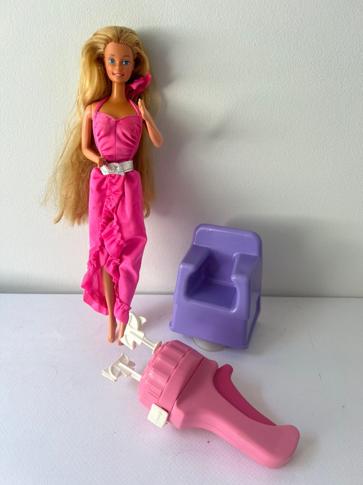 Vintage Barbie met roze jurk en accessoires, Kinderen en Baby's, Speelgoed | Poppen, Ophalen of Verzenden, Gebruikt, Barbie