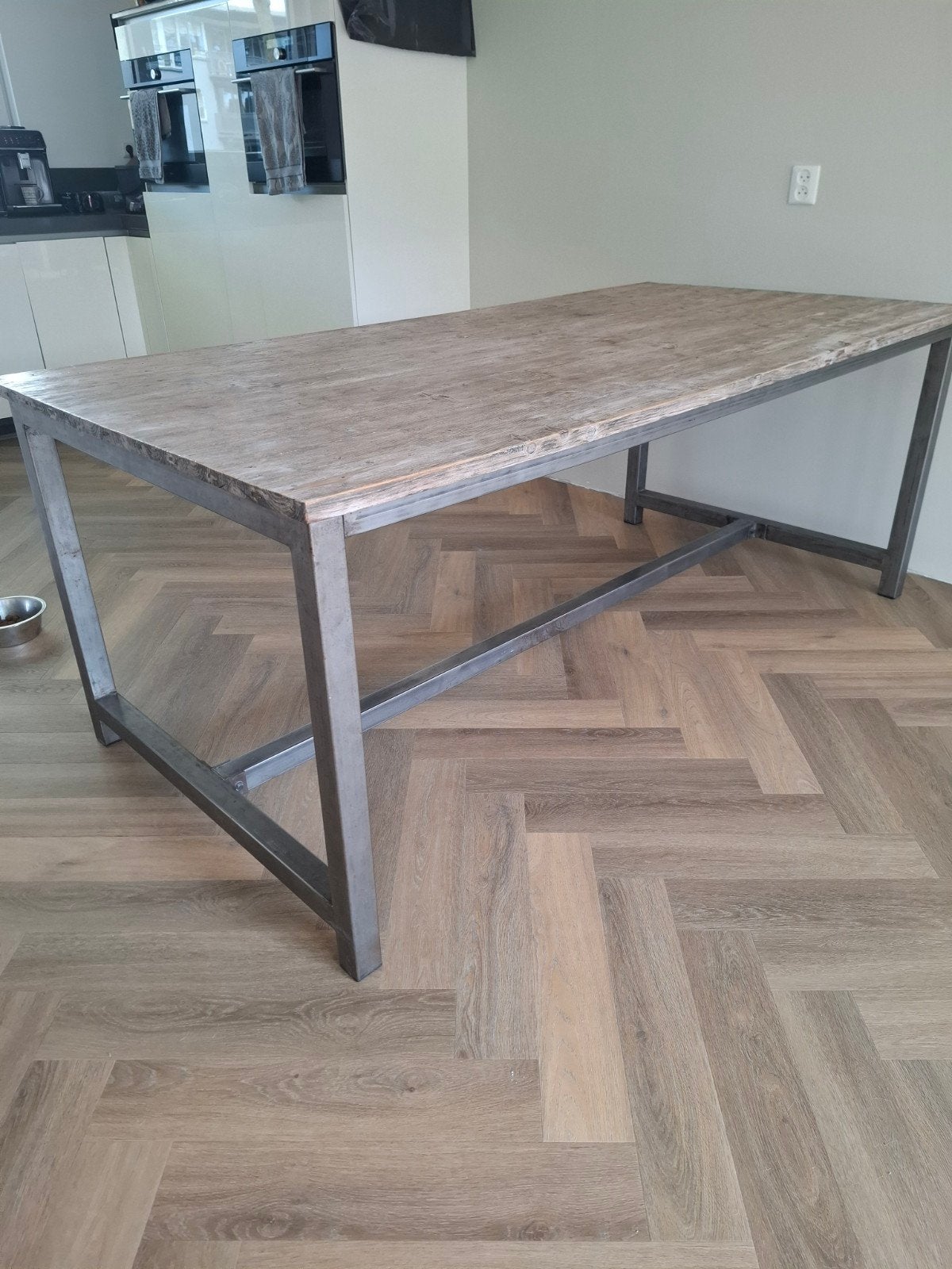 Robuuste eettafel met houten blad en metalen onderstel, 100 tot 150 cm, Industrieel, Landelijk, 200 cm of meer, Zo goed als nieuw